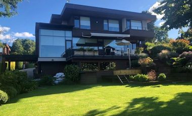 Se Vende Espectacular casa entre Villarrica y Pucón, condominio consolidado.