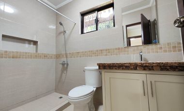 4 Bedroom House with spacious Garden for RENT in Angeles City Pampanga