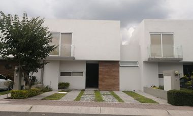 Casa en venta en Juriquilla La Condesa con recámara en planta baja