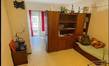Monoambiente dividido con balcón en venta en plaza Colón