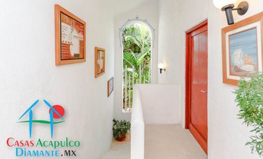 Hermosa casa en renta vacacional. Con alberca y jardín privados. Vista al mar