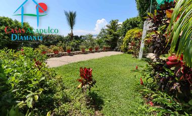 Hermosa casa en renta vacacional. Con alberca y jardín privados. Vista al mar