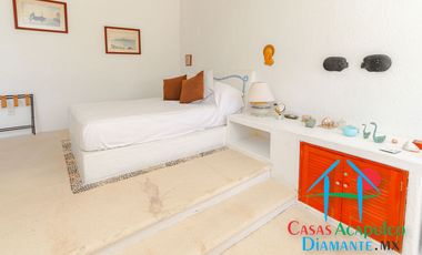 Hermosa casa en renta vacacional. Con alberca y jardín privados. Vista al mar