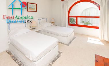 Hermosa casa en renta vacacional. Con alberca y jardín privados. Vista al mar