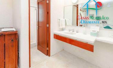 Hermosa casa en renta vacacional. Con alberca y jardín privados. Vista al mar