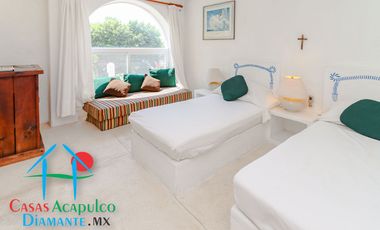 Hermosa casa en renta vacacional. Con alberca y jardín privados. Vista al mar