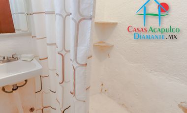 Hermosa casa en renta vacacional. Con alberca y jardín privados. Vista al mar