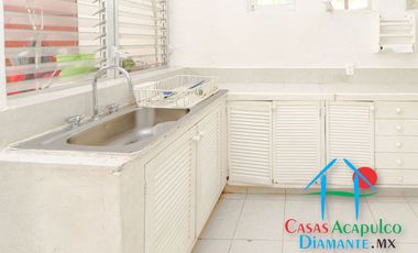 Hermosa casa en renta vacacional. Con alberca y jardín privados. Vista al mar