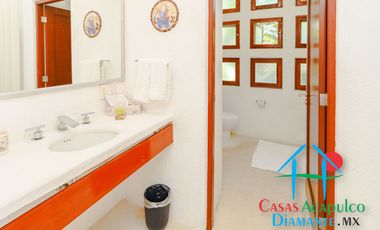 Hermosa casa en renta vacacional. Con alberca y jardín privados. Vista al mar