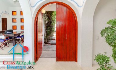 Hermosa casa en renta vacacional. Con alberca y jardín privados. Vista al mar