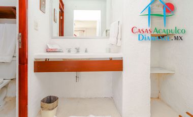 Hermosa casa en renta vacacional. Con alberca y jardín privados. Vista al mar