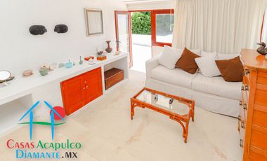 Hermosa casa en renta vacacional. Con alberca y jardín privados. Vista al mar