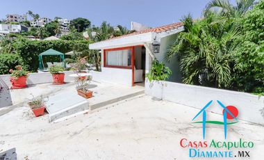 Hermosa casa en renta vacacional. Con alberca y jardín privados. Vista al mar