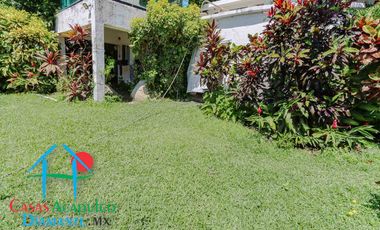 Hermosa casa en renta vacacional. Con alberca y jardín privados. Vista al mar