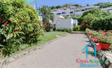 Hermosa casa en renta vacacional. Con alberca y jardín privados. Vista al mar