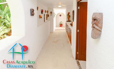 Hermosa casa en renta vacacional. Con alberca y jardín privados. Vista al mar