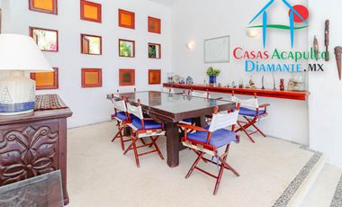 Hermosa casa en renta vacacional. Con alberca y jardín privados. Vista al mar