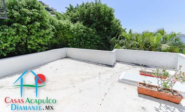 Hermosa casa en renta vacacional. Con alberca y jardín privados. Vista al mar
