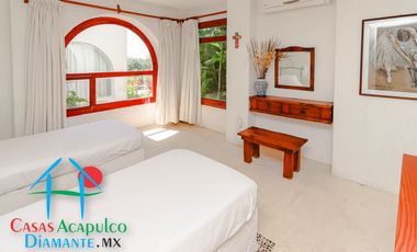 Hermosa casa en renta vacacional. Con alberca y jardín privados. Vista al mar