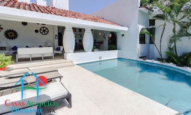 Hermosa casa en renta vacacional. Con alberca y jardín privados. Vista al mar