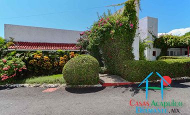 Hermosa casa en renta vacacional. Con alberca y jardín privados. Vista al mar