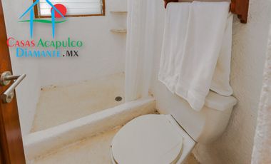 Hermosa casa en renta vacacional. Con alberca y jardín privados. Vista al mar