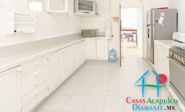 Hermosa casa en renta vacacional. Con alberca y jardín privados. Vista al mar