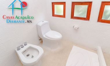 Hermosa casa en renta vacacional. Con alberca y jardín privados. Vista al mar