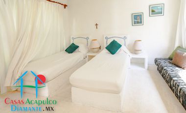 Hermosa casa en renta vacacional. Con alberca y jardín privados. Vista al mar
