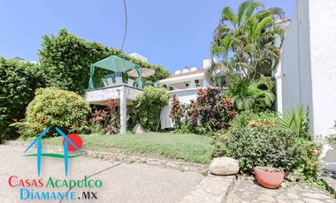 Hermosa casa en renta vacacional. Con alberca y jardín privados. Vista al mar