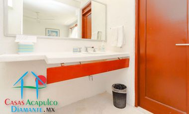 Hermosa casa en renta vacacional. Con alberca y jardín privados. Vista al mar