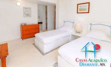Hermosa casa en renta vacacional. Con alberca y jardín privados. Vista al mar