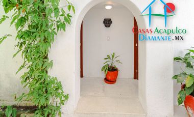 Hermosa casa en renta vacacional. Con alberca y jardín privados. Vista al mar