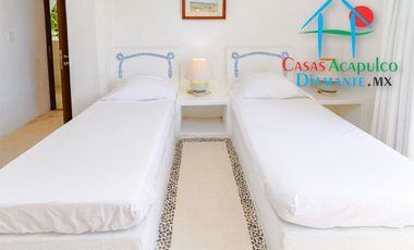 Hermosa casa en renta vacacional. Con alberca y jardín privados. Vista al mar