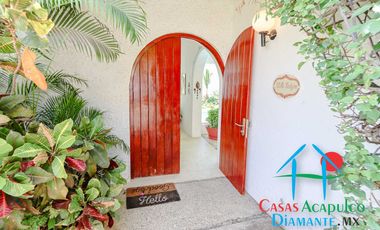Hermosa casa en renta vacacional. Con alberca y jardín privados. Vista al mar