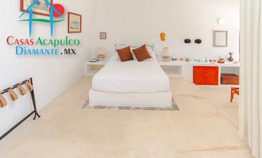 Hermosa casa en renta vacacional. Con alberca y jardín privados. Vista al mar
