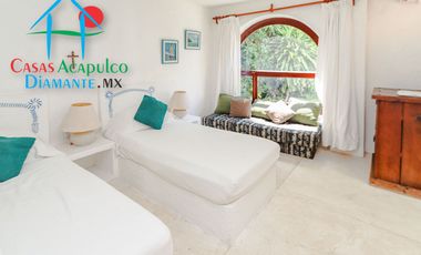 Hermosa casa en renta vacacional. Con alberca y jardín privados. Vista al mar