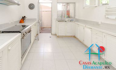 Hermosa casa en renta vacacional. Con alberca y jardín privados. Vista al mar