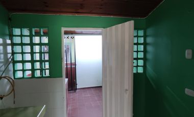 Se vende casa con renta en barrio comercial de Girardot, con parqueadero ,  frente a cancha múltiple.