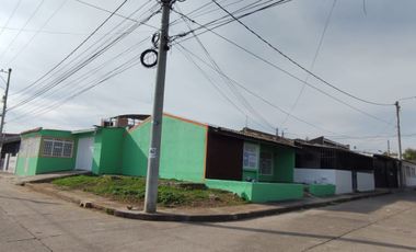 Se vende casa con renta en barrio comercial de Girardot, con parqueadero ,  frente a cancha múltiple.