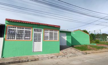 Se vende casa con renta en barrio comercial de Girardot, con parqueadero ,  frente a cancha múltiple.