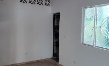 Se vende casa con renta en barrio comercial de Girardot, con parqueadero ,  frente a cancha múltiple.