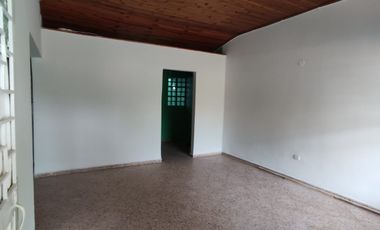 Se vende casa con renta en barrio comercial de Girardot, con parqueadero ,  frente a cancha múltiple.