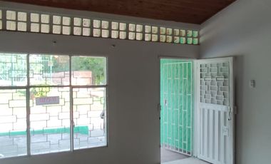 Se vende casa con renta en barrio comercial de Girardot, con parqueadero ,  frente a cancha múltiple.