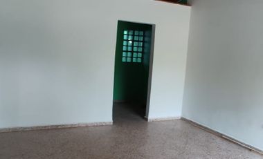 Se vende casa con renta en barrio comercial de Girardot, con parqueadero ,  frente a cancha múltiple.