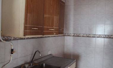 Se vende casa con renta en barrio comercial de Girardot, con parqueadero ,  frente a cancha múltiple.