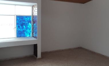 Se vende casa con renta en barrio comercial de Girardot, con parqueadero ,  frente a cancha múltiple.