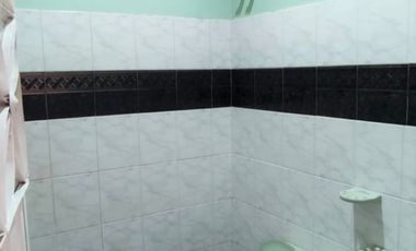 Se vende casa con renta en barrio comercial de Girardot, con parqueadero ,  frente a cancha múltiple.