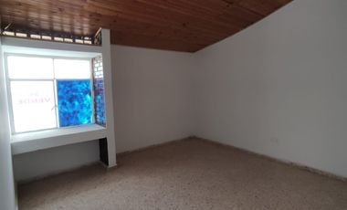 Se vende casa con renta en barrio comercial de Girardot, con parqueadero ,  frente a cancha múltiple.