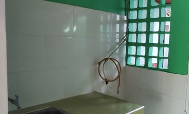 Se vende casa con renta en barrio comercial de Girardot, con parqueadero ,  frente a cancha múltiple.